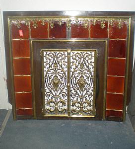 controcuore ottone con piastrelle con porticine in ottone dorato.